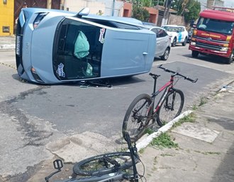 Carro colide com outro veículo e capota no bairro do Cruz das Almas