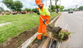 Mais de 100 trabalhadores atuam diariamente na limpeza da orla lagunar