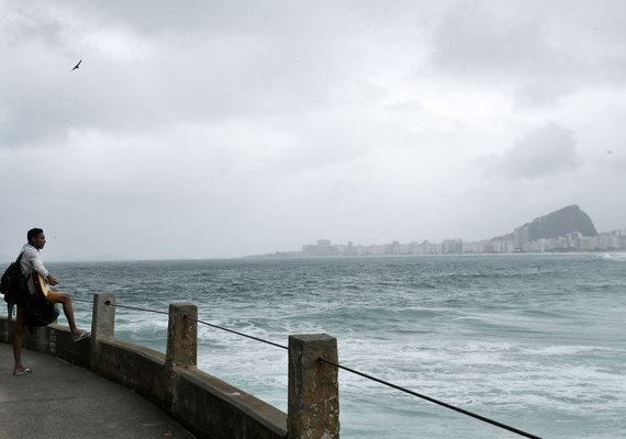 Ressaca, chuva e frio levam inverno de volta ao Rio de Janeiro