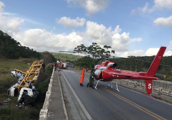 Bebê de um ano e meio está entre as vítimas de tombamento de carreta
