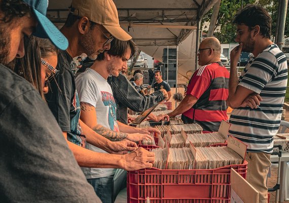 Com entrada gratuita, 4ª Feira de Discos de Arapiraca recebe show internacional neste sábado