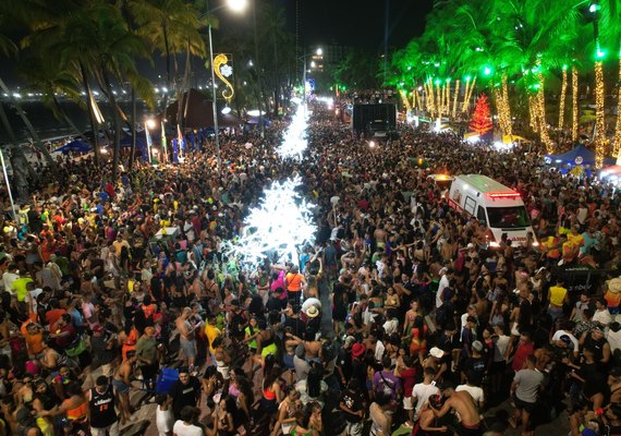 Mais de 100 mil pessoas estiveram na orla para acompanhar os blocos nas prévias carnavalescas de Maceió