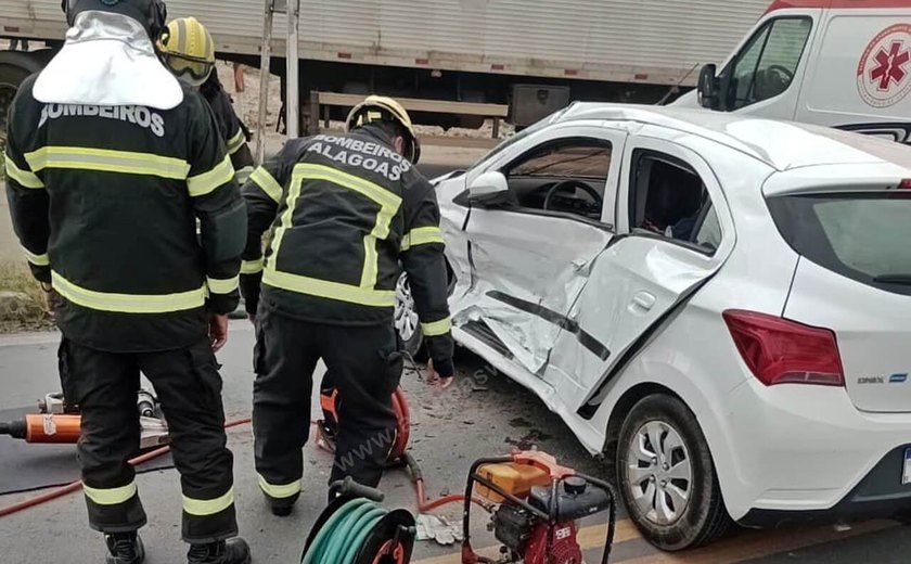 Estudante fica ferida em colisão entre carro e caminhão na BR-101, em São Miguel dos Campos