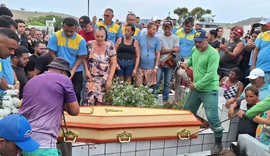 Vítimas do acidente com ônibus escolar começam a ser sepultadas