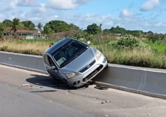 Motorista perde o controle do veículo e colide com mureta que divide sentidos de rodovia em Igaci