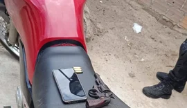 Jovem é preso com arma de uso restrito e moto roubada em Arapiraca