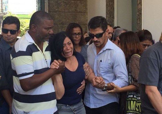 Mãe de dentista morta a tiros no RJ se desespera durante enterro da filha