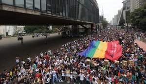 Parada do Orgulho LGBT lota Avenida Paulista e defende Estado laico