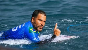 Ítalo Ferreira domina tubos em Teahupo’o e avança às semifinais