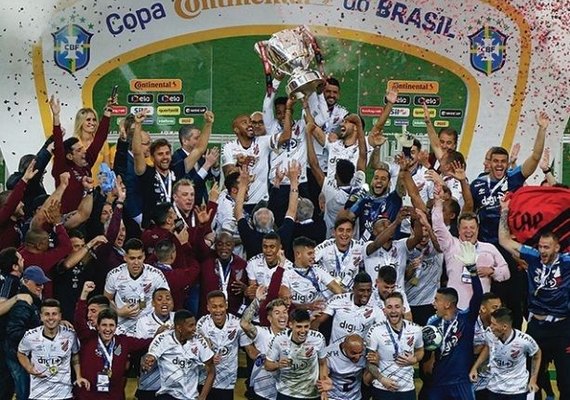 Athletico derrota Internacional em Porto Alegre e é campeão da Copa do Brasil