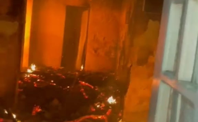 Vídeos: incêndio criminoso deixa residência completamente destruída em Paulo Jacinto