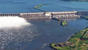 Brasil tem 'sobra de energia' e apagão foi motivado por 'erro técnico'