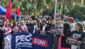 Jornalistas fazem ato contra censura e agressões na Câmara dos Deputados