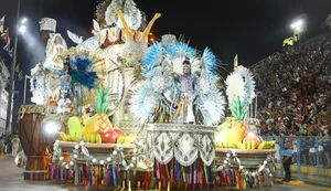 Tema afro domina a segunda noite de desfiles no Sambódromo do Rio