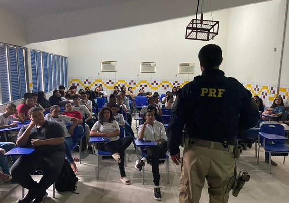 PRF/AL promove palestra sobre prevenção de acidentes no trânsito em escola