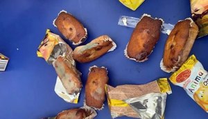 Alunos de escola no Rio de Janeiro receberam bolinhos mofados e leite com larvas