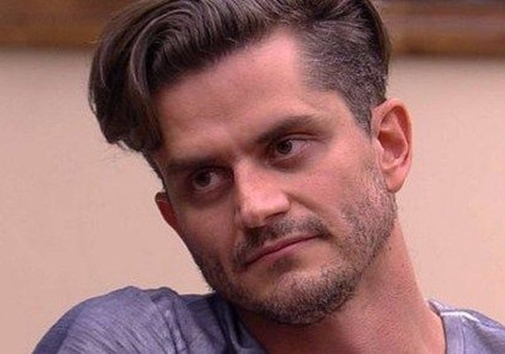 'BBB17': Marcos e Emilly têm nova DR e brother dorme no chão. 'Eu não sou teu'