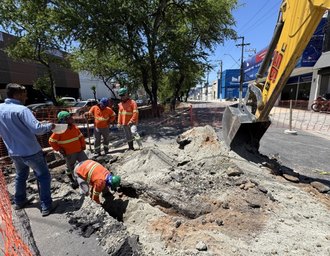 Obra de recuperação de drenagem interdita via no Poço