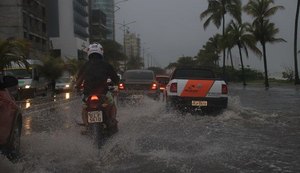 Chuvas causam alagamentos em ruas de Maceió