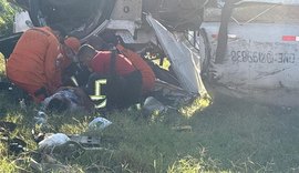 Caminhão-pipa capota na Ladeira da Colina e deixa vítima presa às ferragens em Penedo