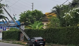 Carro colide em poste e deixa Conjunto José Tenório sem energia elétrica
