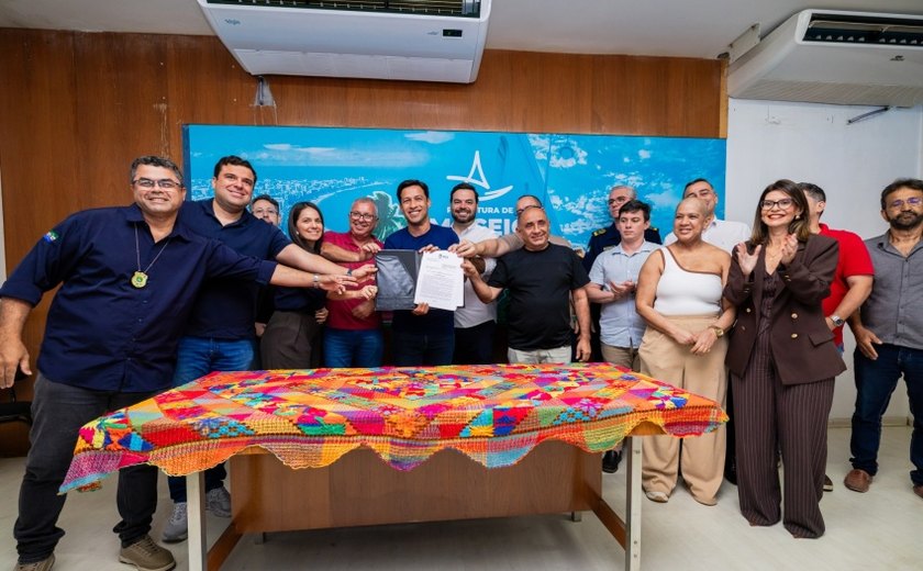 Prefeito Rodrigo Cunha sanciona pacote de leis que valoriza servidores de Maceió
