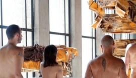 Grupo de nudistas visita museu em Paris