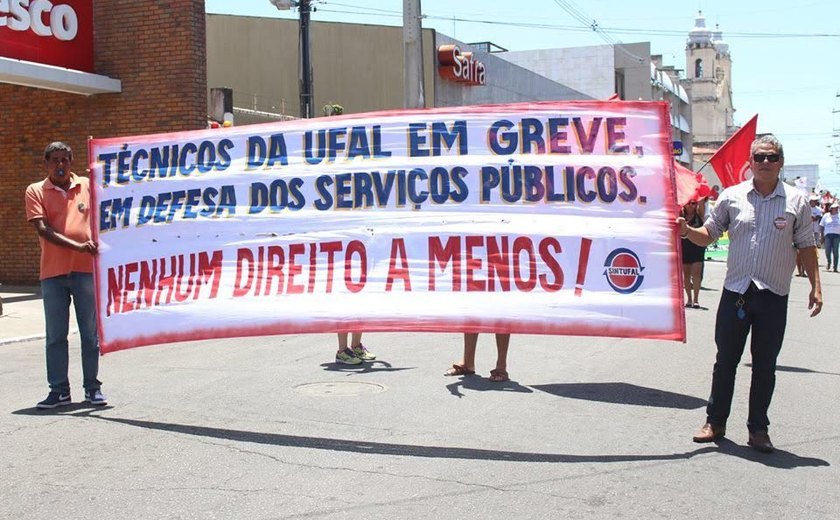 Técnicos da Ufal em greve participam de protesto contra PEC 55/16