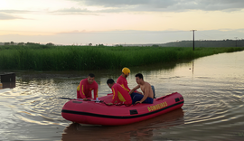Bombeiros resgatam homem ilhado em casa de bombas