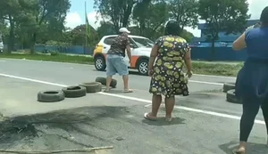 Moradores bloqueiam BR-104 em Rio Largo por falta de água