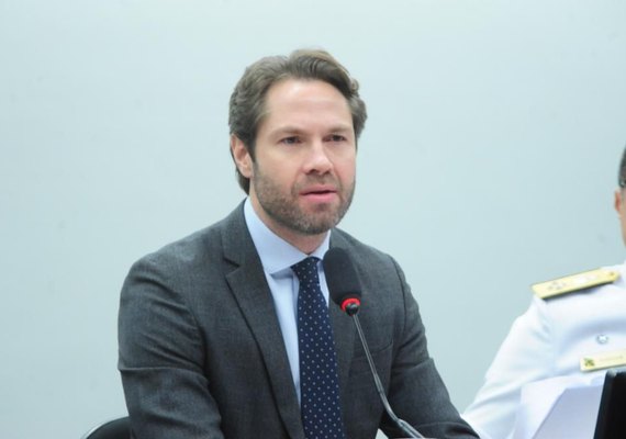 PL de Pedro Vilela que pune com perda de cargo condenado por violência contra a mulher tem urgência aprovada