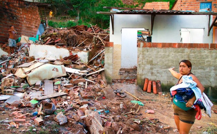 Mulher fica sem casa após deslizamento de terra e tem pertences saqueados