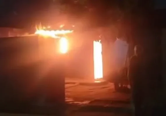 Incêndio destrói casa no Conjunto Bosque dos Palmares, em Rio Largo