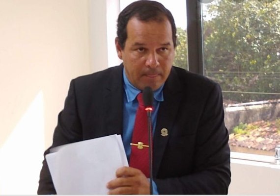 Vereador do PSL joga mil reais em sessão na Câmara de São Sebastião