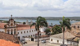 Imagens mostram impacto de carro e motocicleta em Penedo