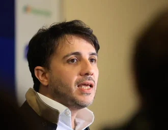 Renan Santos propõe cortes na Previdência e alterar pisos da saúde e educação
