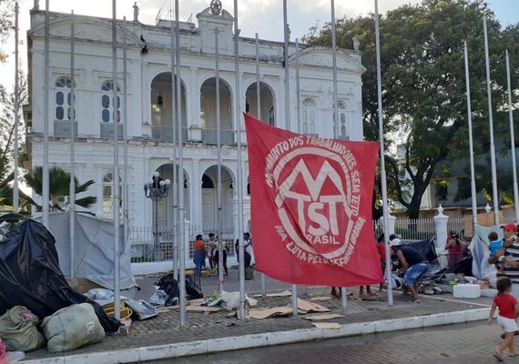 Iteral negocia saída de sem teto da Praça dos Martírios
