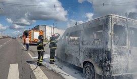 Van que transportava estudantes de Arapíraca para São Sebastião pega fogo na AL-110