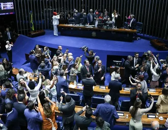 Imprensa estrangeira vê vitória de Lula em aprovação do fim da 6x1