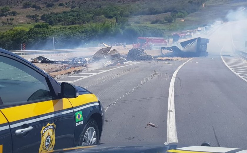 Caminhão tomba, pega fogo e motorista morre em trecho da rodovia BR-101 em Jequiá