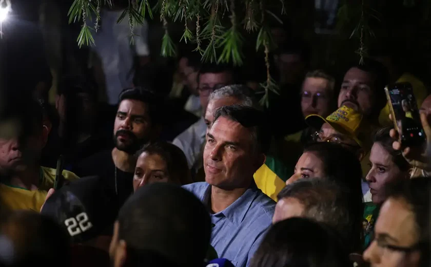 Flávio Bolsonaro impõe condições para liberar sigilos