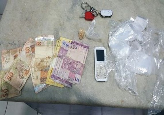 Mulher com mandado de prisão em aberto é flagrada pelo 8º BPM com crack