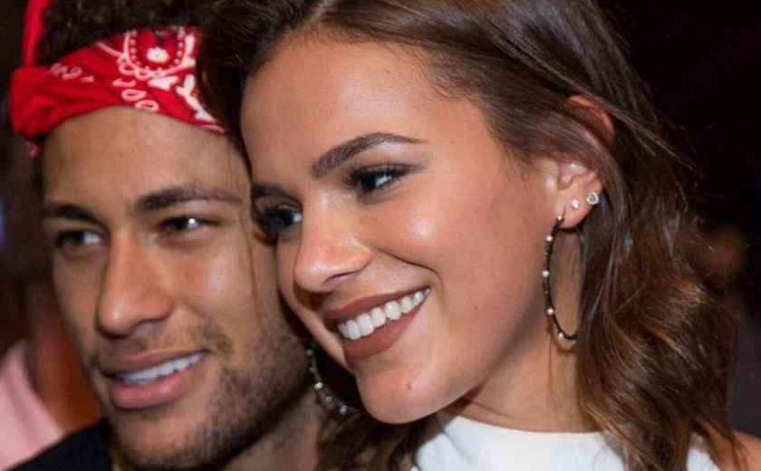 Bruna Marquezine e Neymar usam anéis iguais e internautas falam em aliança