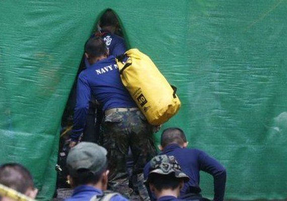 Quatro meninos são resgatados de caverna inundada na Tailândia