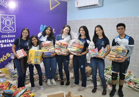 Alunos arrecadam mais de 3 toneladas de mantimentos para doar a pessoas carentes