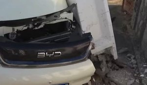 Motorista de aplicativo bate em poste após perder controle do veículo no Farol