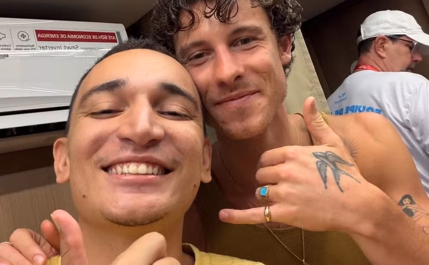 Shawn Mendes posa para selfie com João Gomes em Salvador