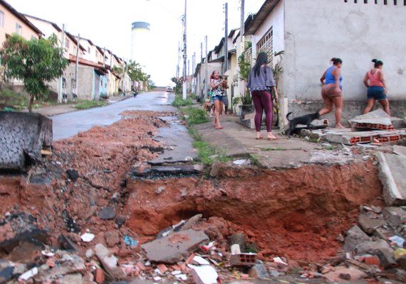 Rachaduras aumentam e preocupam moradores em Rio Novo