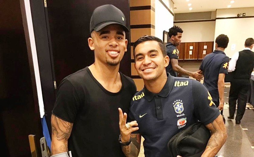 Gabriel Jesus visita Seleção e diz que ainda não tem data para voltar