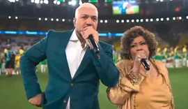 Vídeo! Belo e Alcione são detonados após cantar Hino Nacional em amistoso da Seleção
